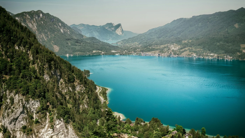 Jazero Attersee v Rakúskej oblasti Salzkammergut