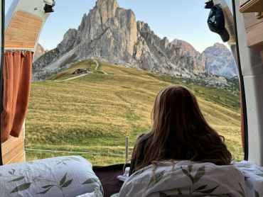 Dievča v obytnom aute s výhľadom na Passo Giau - Dolomity