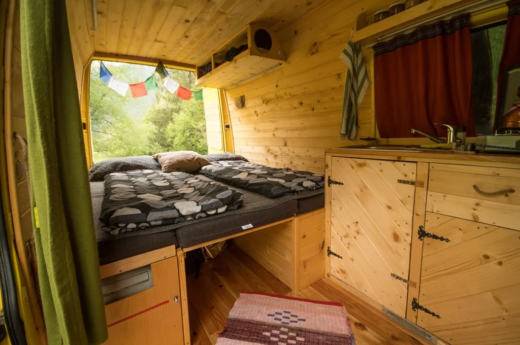 campervan na prenajom VW LT 35 s drevenym interierom